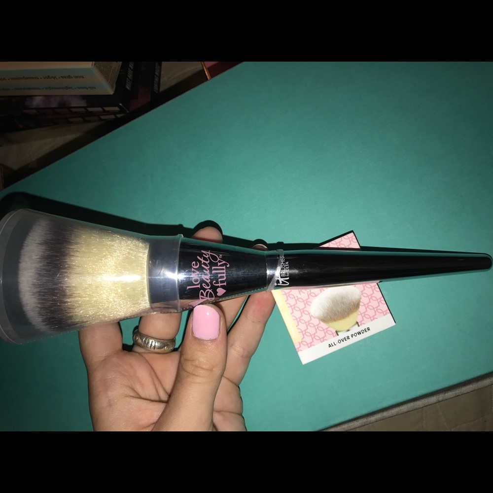 It Cosmetics all over powder brush